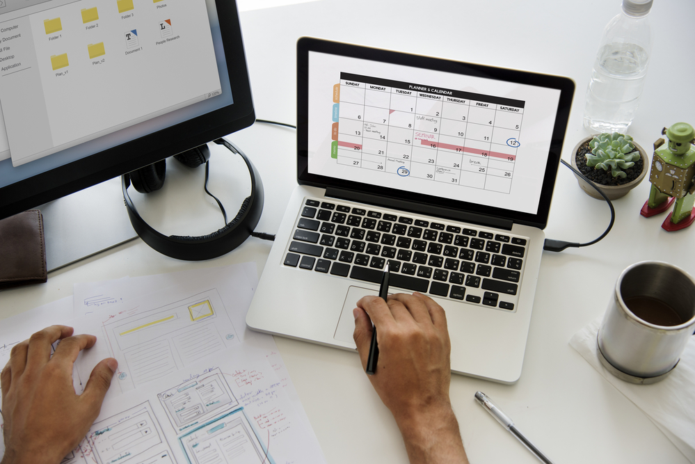 Choisir les bons outils : logiciel, tableau, badgeuse, que faut-il vraiment ?
